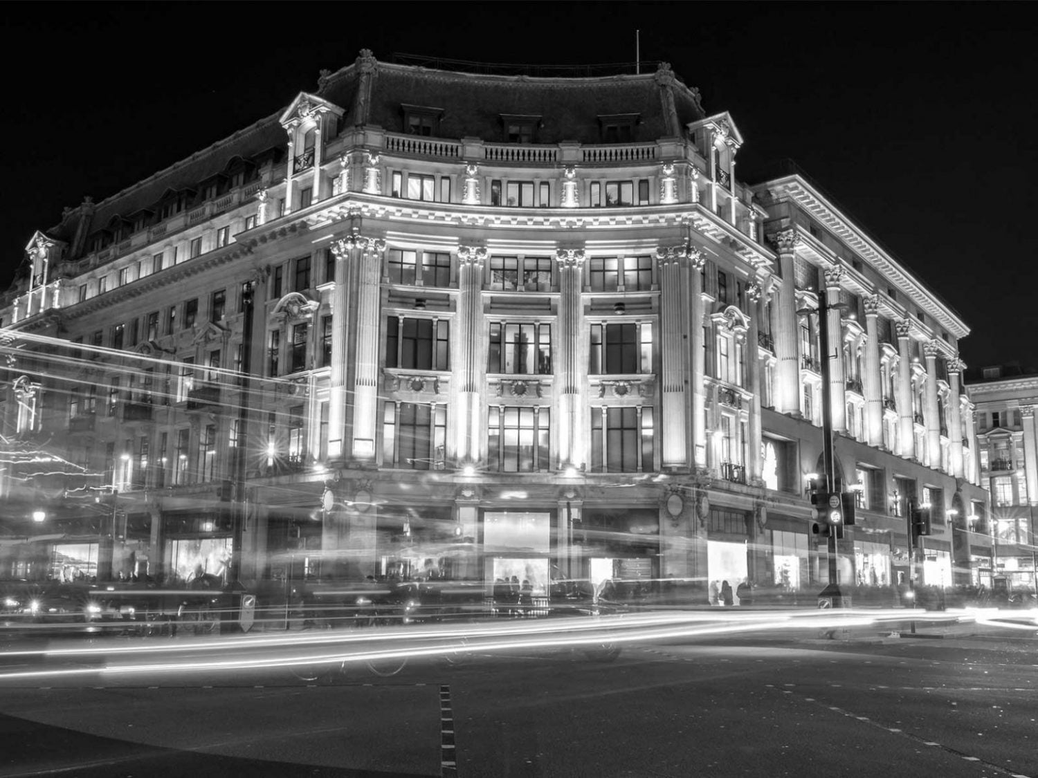 Black and white picture of a building with a blurry effect simulating movement
